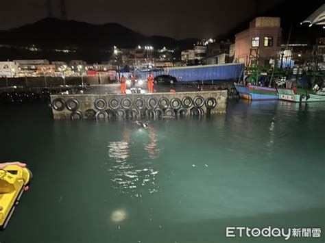 快訊／基隆外木山漁港「轎車突墜海」 海巡、警消下水救援中 Ettoday社會新聞 Ettoday新聞雲