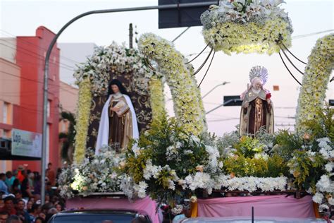 DEVOTOS DE SANTA TERESA MARCAM PRESENÇA NAS MISSAS E PROCISSÃO DEDICADA