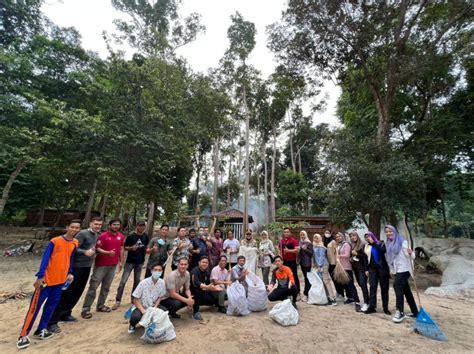 Dukung Potensi Pariwisata Kejari Bangka Selatan Bersihkan Pantai