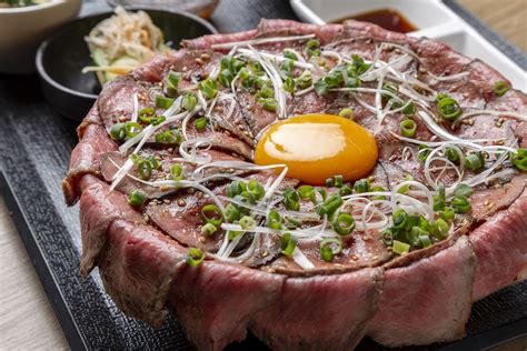 A5黒毛和牛の薄切りレアステーキがあふれ出す！インパクト大の爆売れ肉丼 ぐるなび通信