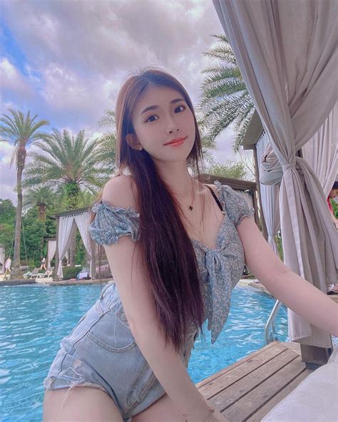 Hot mom đi siêu thị mặc trang phục hở bạo đốt mắt người nhìn