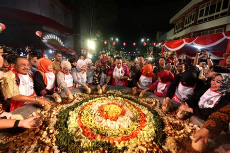 Pertama Kali Festival Rujak Uleg Digelar Di Taman Surya Balai Kota