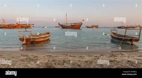 Barcos Tradicionales De Madera Dhow Con Bandera Qatari En La Playa De