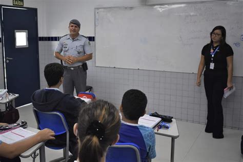 Alunos da Escola SESI Amapá recebem visita de representante da Polícia