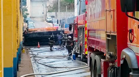 Incêndio atinge depósito de madeireira em Bragança Paulista Jornal