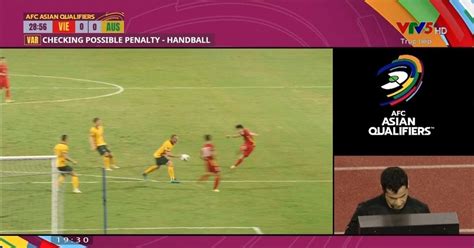 Tranh cãi gay gắt khi trọng tài từ chối phạt đền của đội tuyển Việt Nam Báo Dân trí