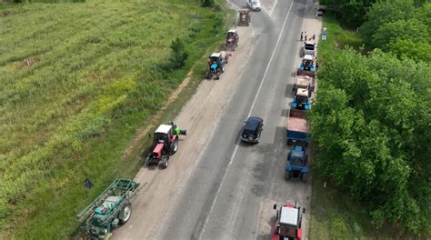 Fermierii din R Moldova au reluat protestele și se îndreaptă cu