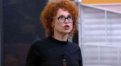 Beatrice Luzzi Rientra Al Grande Fratello Ma Subito Dopo Vuole Uscire