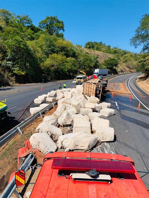 Carreta Carregada Farelo De Algod O Tomba Na Br E Tem Princ Pio