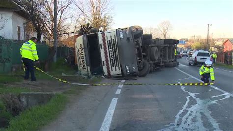 Un Tir Incarcat Cu Fier Vechi Condus De Un Sofer Baut S A Rasturnat