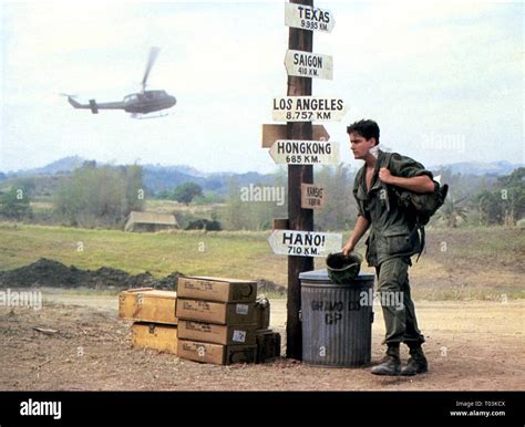 CHARLIE SHEEN, PLATOON, 1986 Stock Photo - Alamy