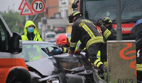 Modena Schianto Sulla Giardini A Baggiovara Un Morto E Due Persone