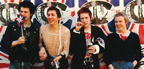 Sex Pistols faz primeiro show de reunião sem Johnny Rotten nos vocais