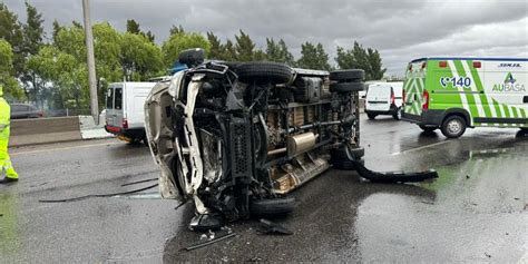 Dos personas resultaron heridas tras volcar con un vehículo en la