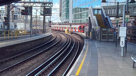 Circle Line Train Entering Paddington Peter Whatley Cc By Sa