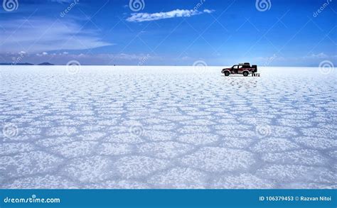 D Sert De Sel De Salar De Uyuni Bolivia Voiture Isol E Image Stock