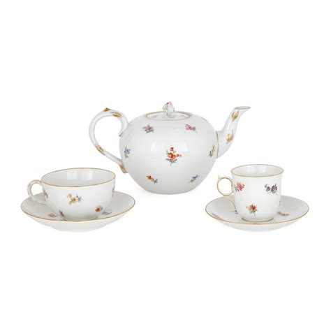 A very large Meissen porcelain bicentennial floral dinner service