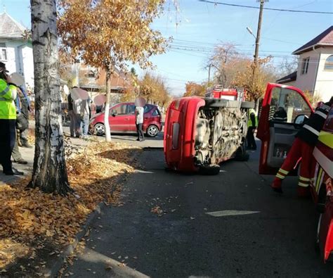 FOTO Accident cu două victime în Rădăuți O mașină s a răsturnat după