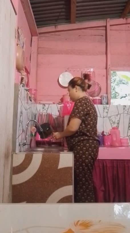 Mewah Tak Harus Mahal Potret Dapur Kayu Pink Dengan Dekorasi Ala