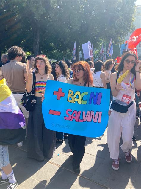 L Onda Arcobaleno Attraversa Bari I Manifestanti Cantano Bella Ciao