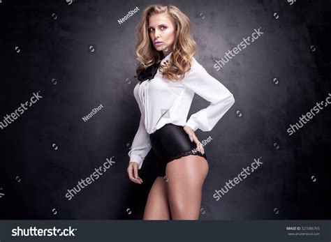 Sexy Elegant Blonde Woman Posing Studio Foto Stok 327086765 Shutterstock