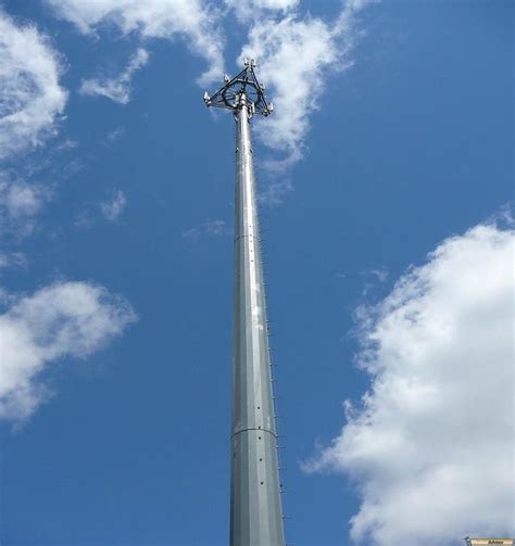 China Customized Hot DIP Galvanized Utility Steel Pole For Electrical Lines Manufacturers And