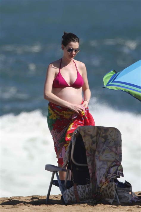 Anne Hathaway In A Red Bikini At The Beach In Hawaii 01 03 2016