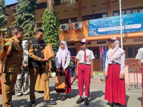 Seragam Gratis Bagi Siswa Smpn Tidak Mampu Di Kota Malang Harian Bhirawa