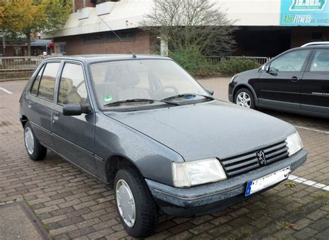 Alter Peugeot 205, in Lehrte am 20.10.2010. - Fahrzeugbilder.de