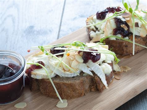 Broodje Gegratineerde Geitenkaas Met Bosbessencompote Kaas En Brood