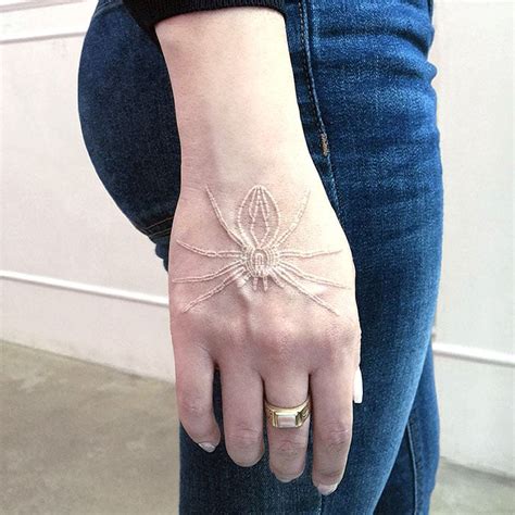 15 Ideas de tatuajes con tinta blanca que te inspirarán