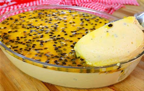 Mousse de maracujá na travessa uma sobremesa deliciosa para toda família