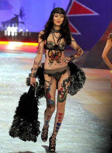 Liu Wen Tatou E Sur Le Podium Victoria S Secret Vie Pratique F Minin