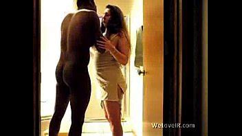 negro mete a su novia en el baño XVIDEOS