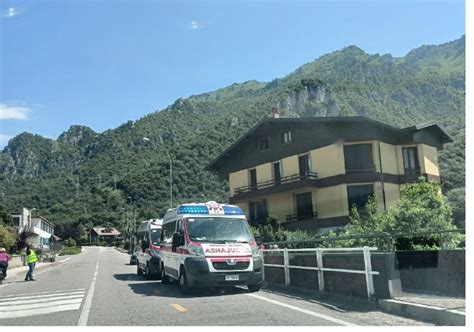 Due Ambulanze Sulla Provinciale In Centro Paese Per Una Enne