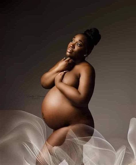 Pregnant Woman Goes Naked To Take Maternity Photoshoot Pictures