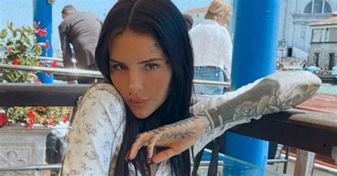 Un fuego Cande Tinelli posó en bikini en las playas de Portugal junto a Coti