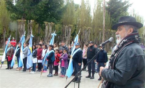 Emotivo Acto En Conmemoración Del Izamiento Del Pabellón Nacional Por