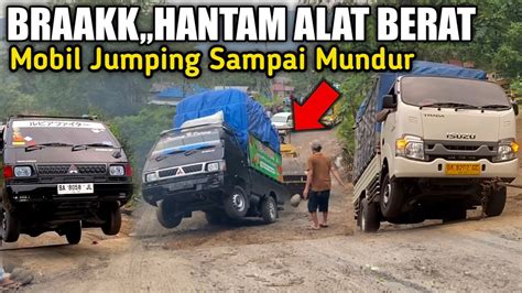 Sopir Nekat Berakhir PetakaDetik Detik Mobil Truk Mundur Hantam Alat