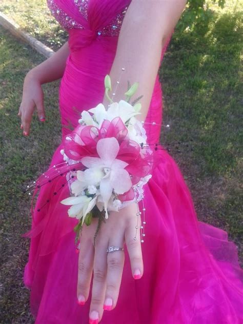 Pin By Maria Elena Bautista On Prom Corsage Prom Prom Flowers