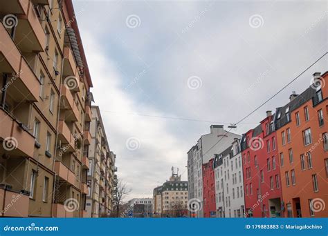 Perspektiv F R En Gata I Wroclaw Polen Med Kontrast Mellan Nya Och