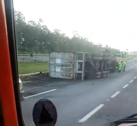 Caminhão tomba e bloqueia rodovia Régis Bittencourt em Cajati