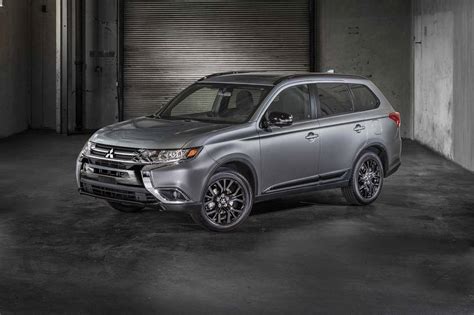 2019 Mitsubishi Outlander Pictures 77 Photos Edmunds