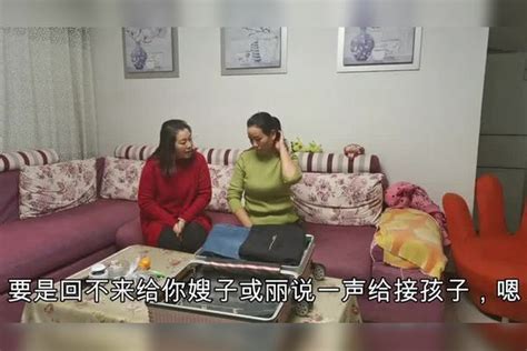 小伙一个月没回家，半夜回家给媳妇带啥惊喜？媳妇既高兴又心疼