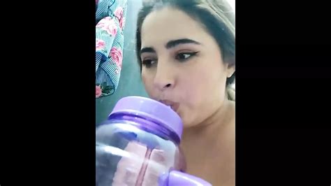 Une jolie blonde se masturbe et éjacule devant la caméra xHamster