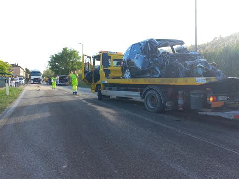 Incidente Frontale Tra Due Auto A Canosa Di Puglia Un Morto E Un