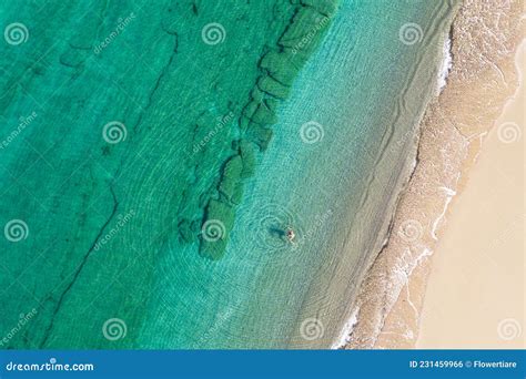Joven En Bikini Nadando En Agua De Mar En La Playa Ver Desde Arriba Vista Drone Superior Foto