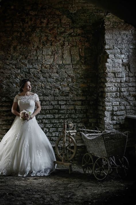 Free Picture Gorgeous Bride Pretty Brunette Wedding Bouquet Wedding Dress Wedding Woman