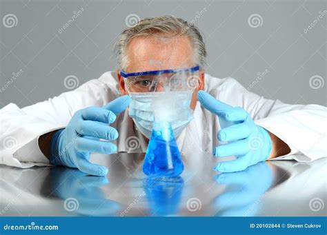 Lo Scienziato Pazzo Osserva Il Suo Esperimento Fotografia Stock