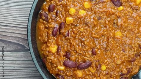 Plat mexicain traditionnel chili con carne avec viande hachée de